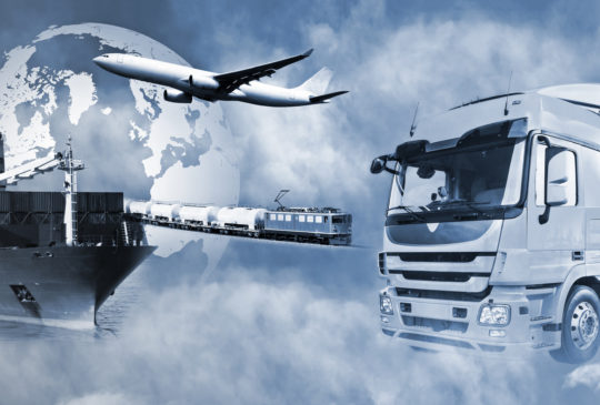 Transport mit LKW, Schiff, Flugzeug und Bahn